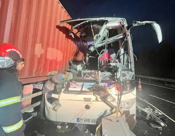 Aksident i rëndë/ Autobusi plot me pasagjerë përplaset ‘kokë më kokë’ me një kamion, raportohet për 7 të vdekur