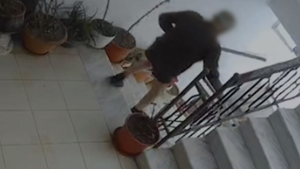 “Çmendet” plaku në Durrës, me të mbathura e çorape ndjek nëpër shkallë me hu në dorë gruan, arrestohet 76-vjeçari
